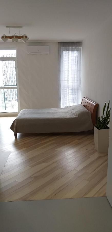 Appartement Новая Эко-Квартира У Метро Славутич à Kiev Extérieur photo